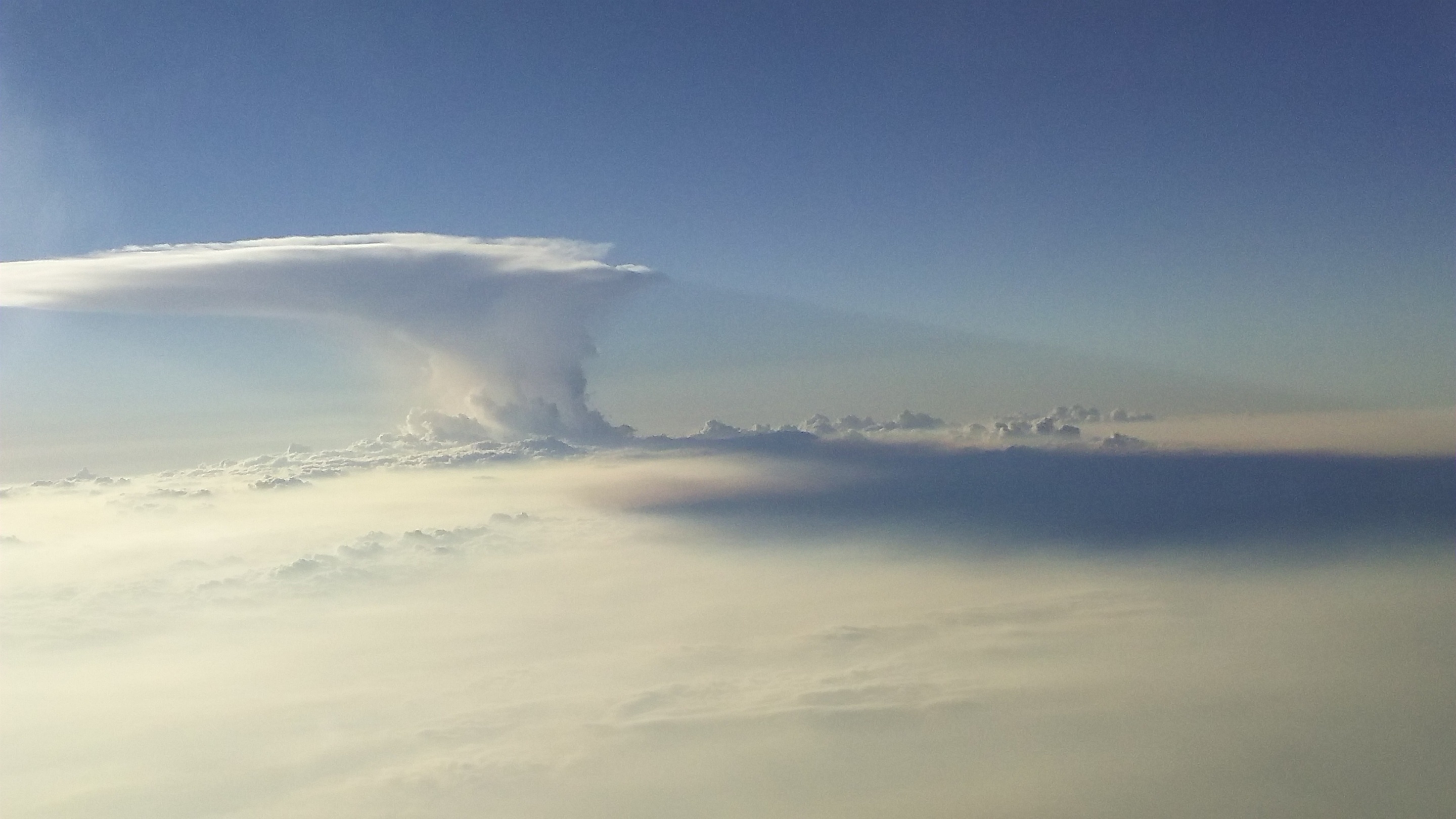 きのこ雲影